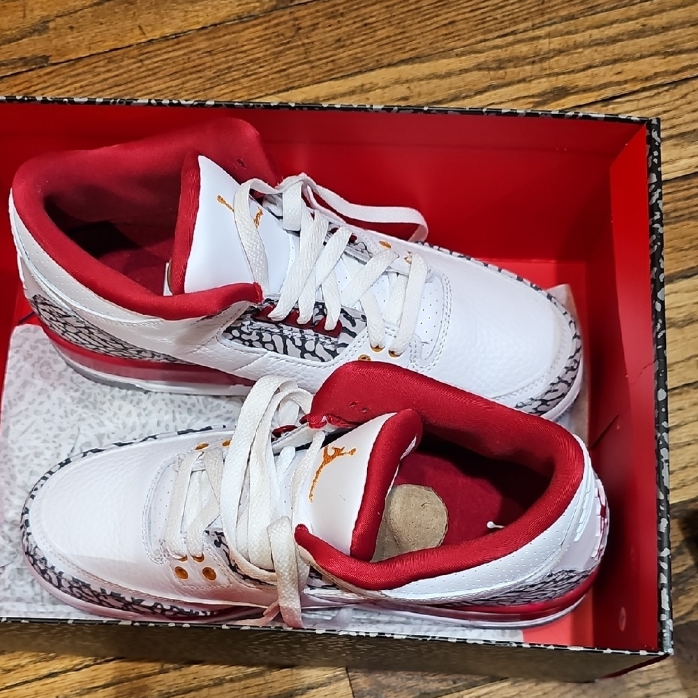 Mint Jordan 3 Red And White With Box Imperfection On Left Shoe (Jordan Logo) - Picture 3 of 9
